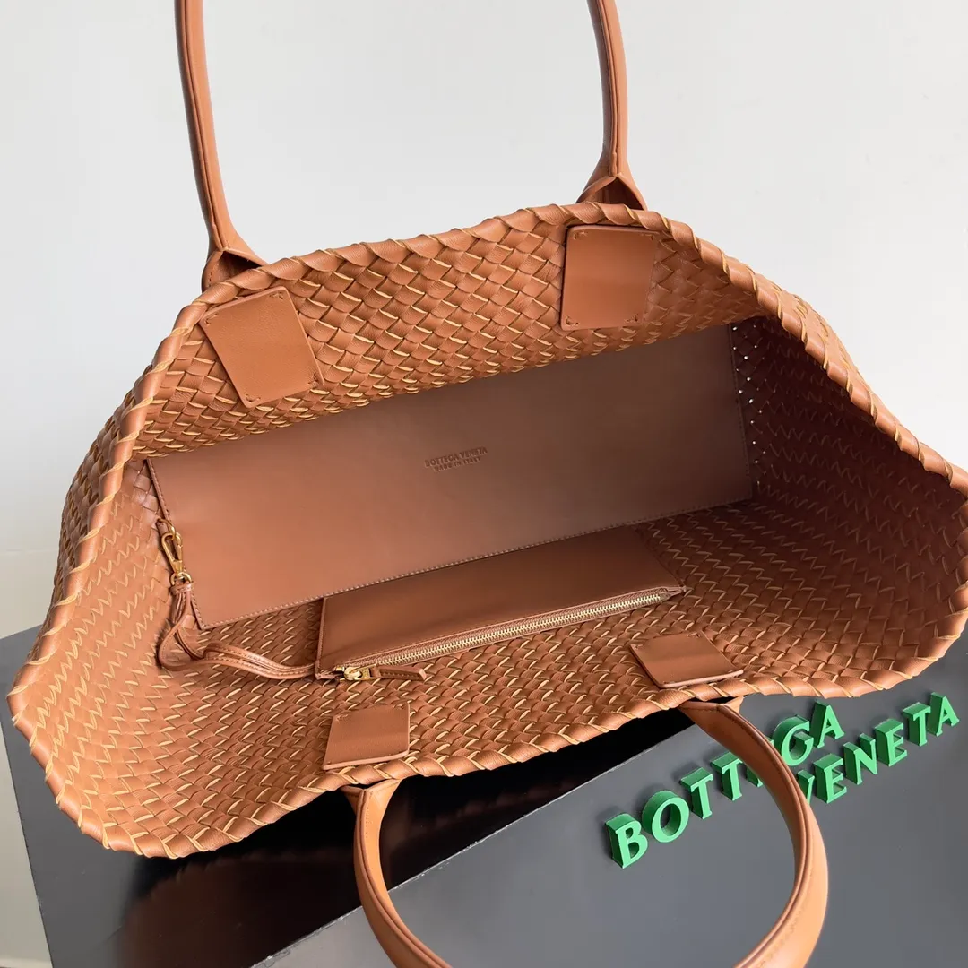 Batch 2860 Classic returns... (large size 51cm) • Cabat, born in 2001, is one of the most iconic styles of the Bottega Veneta workshop. The whole bag is made of top-grade imported lambskin. There is no exposed logo on the whole bag, but with the classic wide woven elements, you can tell who it belongs to at a glance! Can be carried on one shoulder, very practical! Style number: 608811 Size: 51*18*28